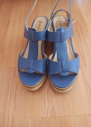 Dolgu topuklu mavi ayakkabı 