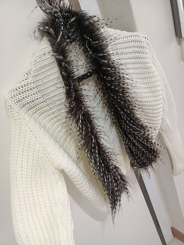 Tüylü beyaz kısa hırka - Görsel 4