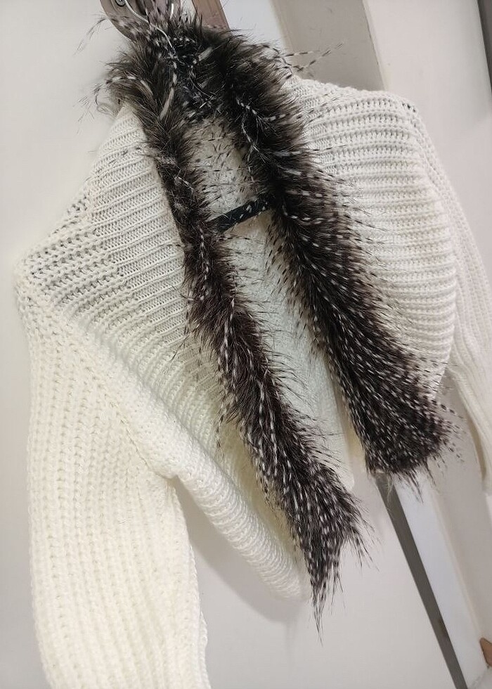 Tüylü beyaz kısa hırka - Görsel 4