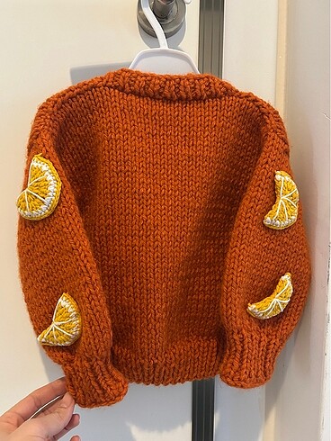 Üç boyutlu portakallı turuncu bebek örme hırka - Görsel 5