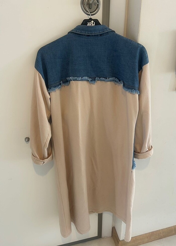 Cos kot detaylı bej düğmeli sweat elbise - Görsel 5