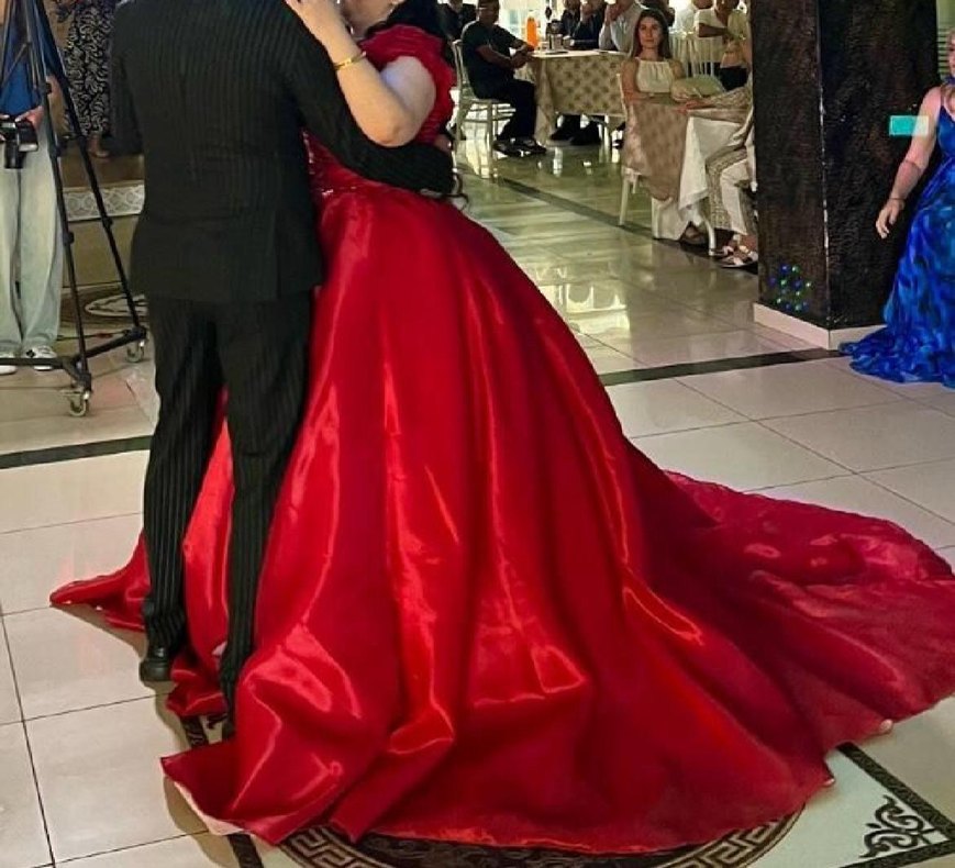 Kırmızı V Yaka Nakışlı Abiye Elbise - Görsel 4