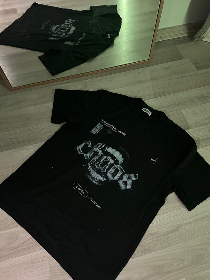 Zincir Detaylı Siyah Baskılı Erkek Tişört - Görsel 2