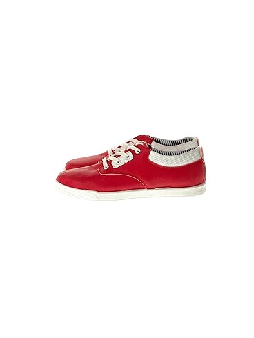 PreLoved Spor Ayakkabı %70 İndirimli.
