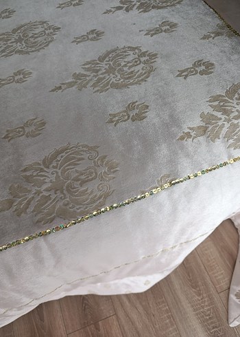 krem Nakışlı Beyaz Yatak Örtüsü - Görsel 2