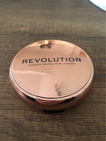 Revolution Pudra fondöten