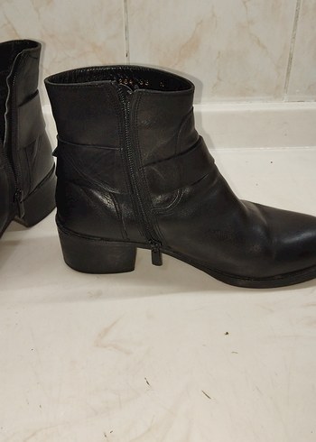 Siyah Deri Tokalı Kadın Bot - Görsel 4