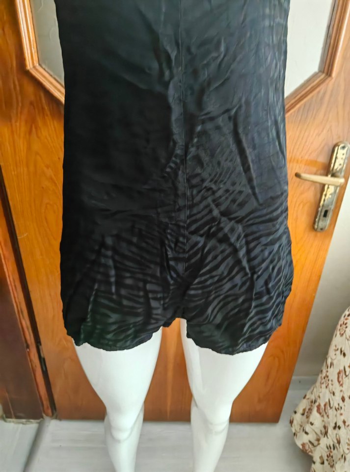 Siyah Mini Saten V Yaka Kadın Tulum - Görsel 3