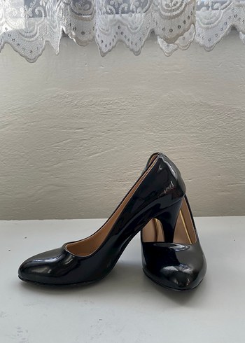 Siyah Rugan Stiletto Topuklu Kadın Ayakkabı