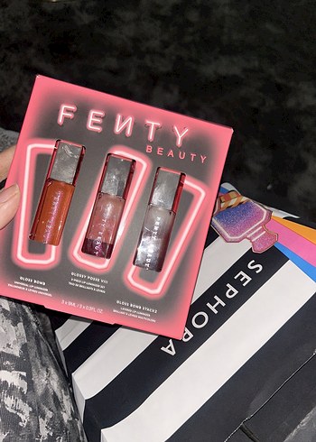 Koyu Kırmızı Parlak Dudak Parlatıcısı - Görsel 3