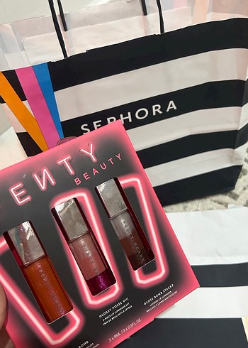 Koyu Kırmızı Parlak Dudak Parlatıcısı - Görsel 4