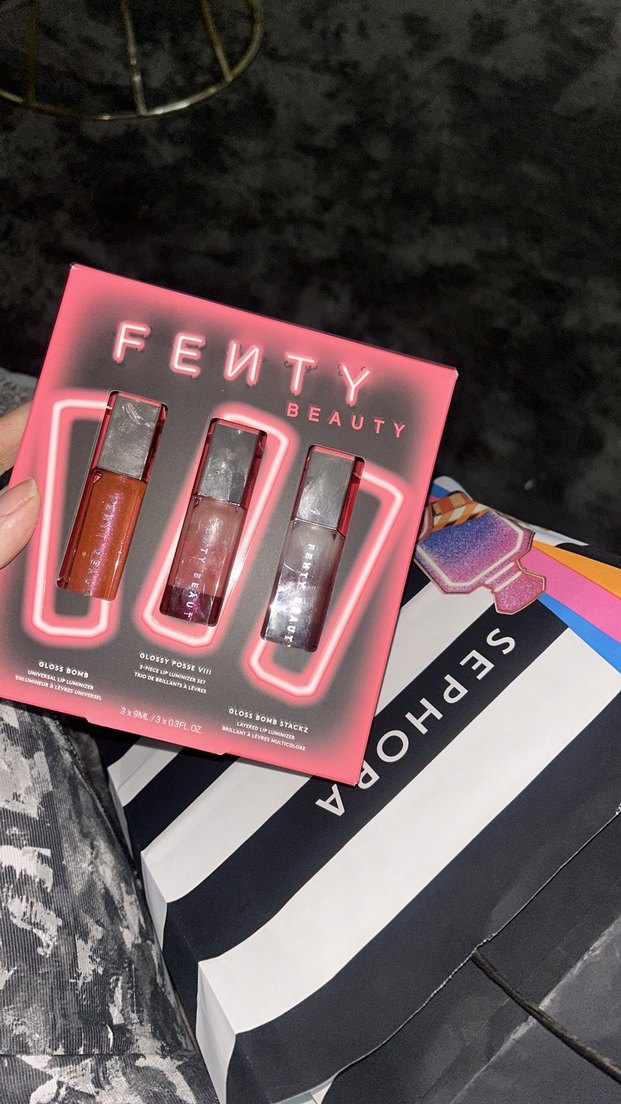 Koyu Kırmızı Parlak Dudak Parlatıcısı - Görsel 3