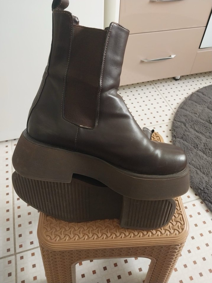 Kahverengi Deri Kadın Platform Bot - Görsel 3