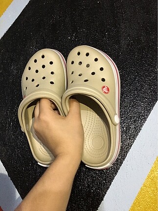 Bej rengi crocs terlik