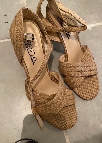 Bej Hasır Dolgu Topuklu Kadın Sandalet