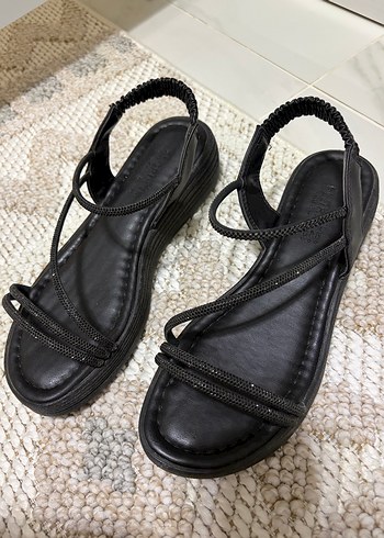 Siyah Parlak Yılan Desenli Dolgu Topuklu Kadın Sandalet - Görsel 3