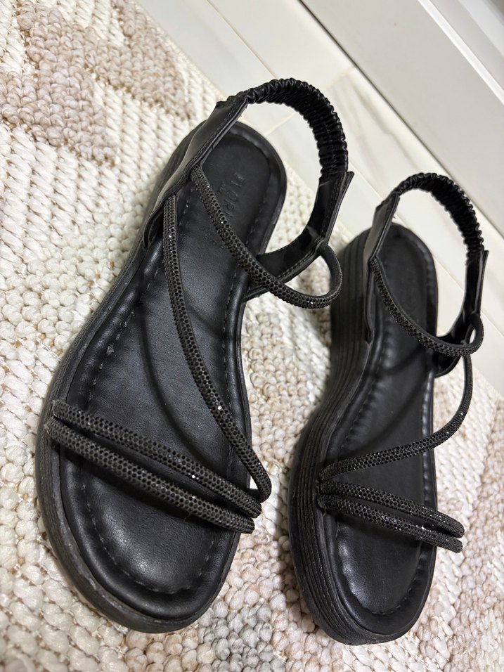 Siyah Parlak Yılan Desenli Dolgu Topuklu Kadın Sandalet - Görsel 2