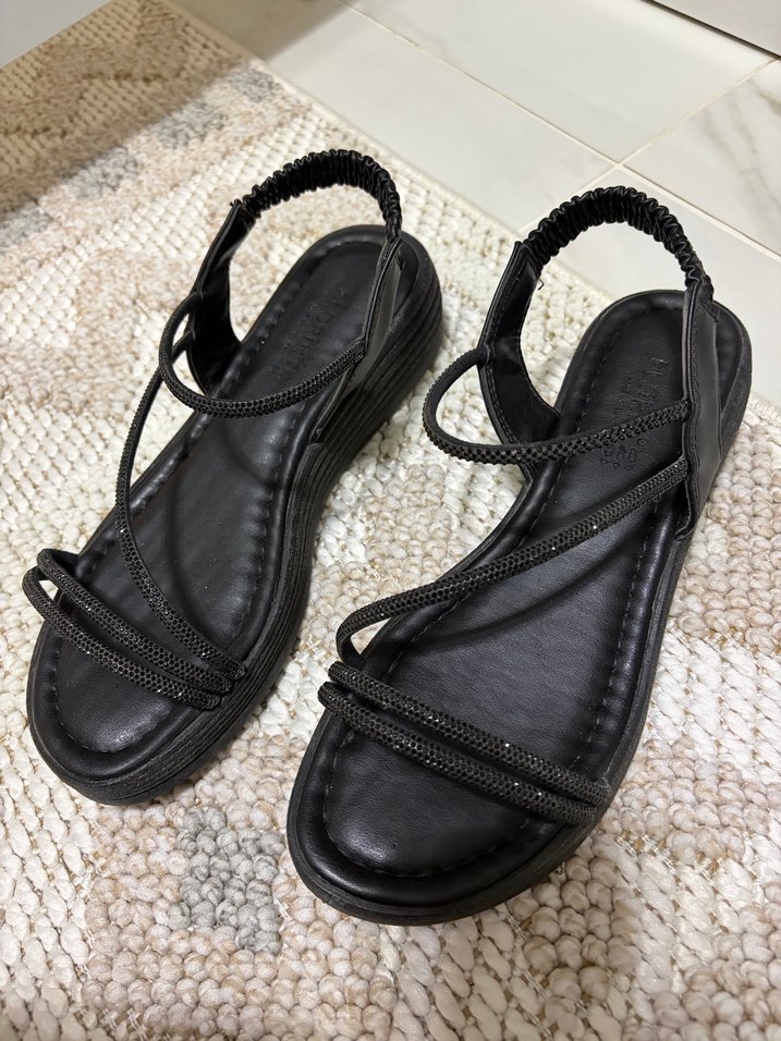 Siyah Parlak Yılan Desenli Dolgu Topuklu Kadın Sandalet - Görsel 3