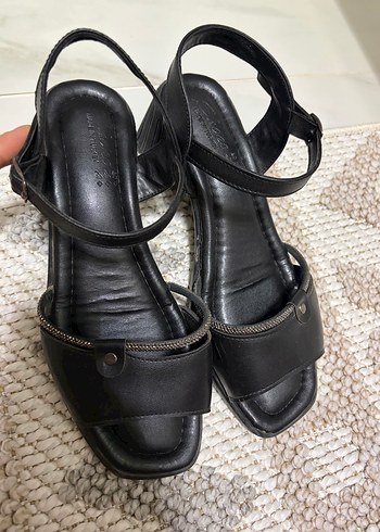 Siyah Parlak Yılan Desenli Tokalı Topuklu Ayakkabı - Görsel 3