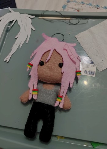 Pembe saçlı peluş oyuncak bebek