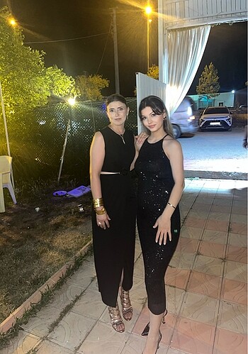 Sağ taraftaki payetli elbise sadece 1 defa giydim