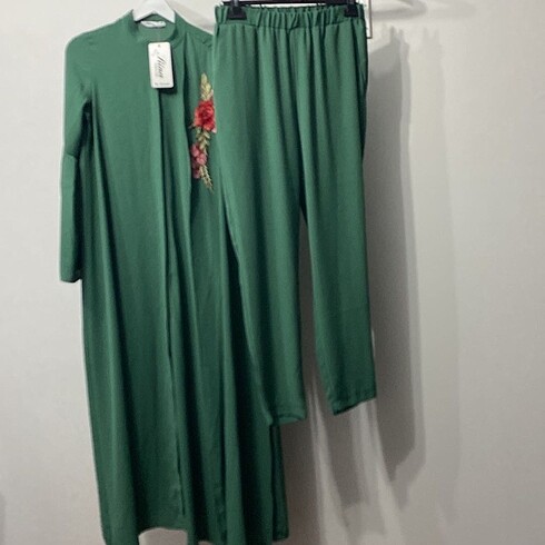 Boydan boya düğmeli pantolonlu abaya