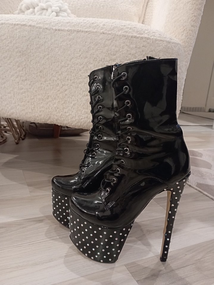 Siyah Parlak Puantiyeli Yüksek Topuklu Gotik Kadın Bot - Görsel 2
