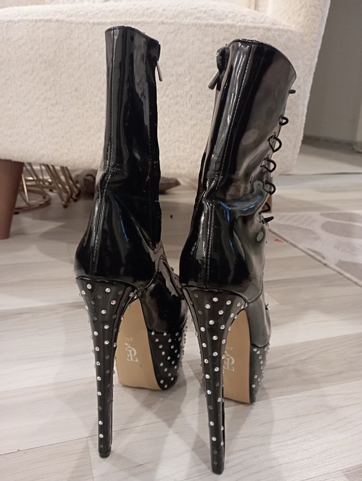Siyah Parlak Puantiyeli Yüksek Topuklu Gotik Kadın Bot - Görsel 4