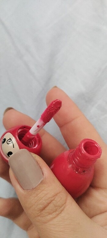 Kırmızı glos tint yapisinda