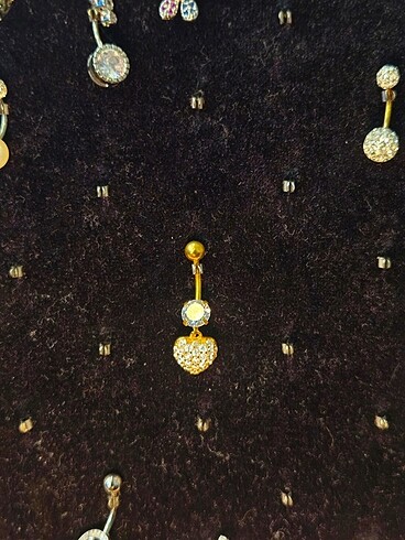 Kalpli altin gobek piercing