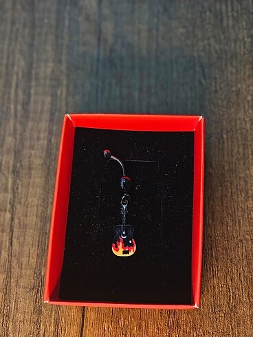 Siyah sallantili gitar gobek piercing