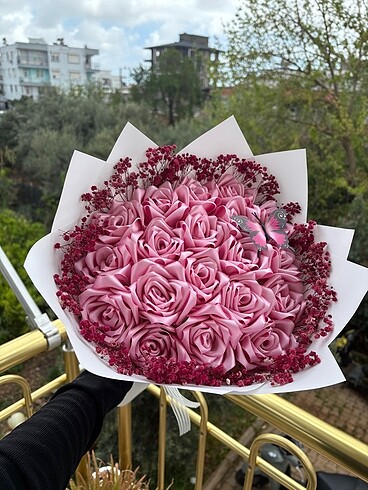 Pembe solmayan gül