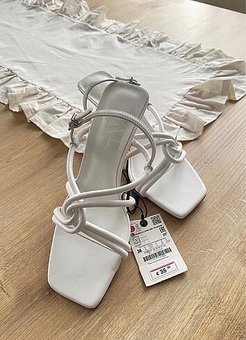 Zara beyaz sandalet