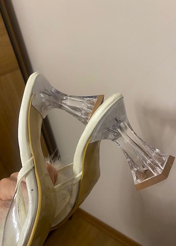 Beyaz Tüylü Stiletto Topuklu Bohça Terliği - Görsel 3