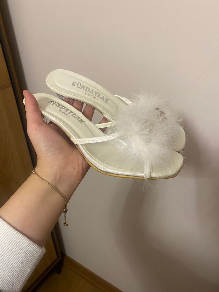 Beyaz Tüylü Stiletto Topuklu Bohça Terliği - Görsel 2