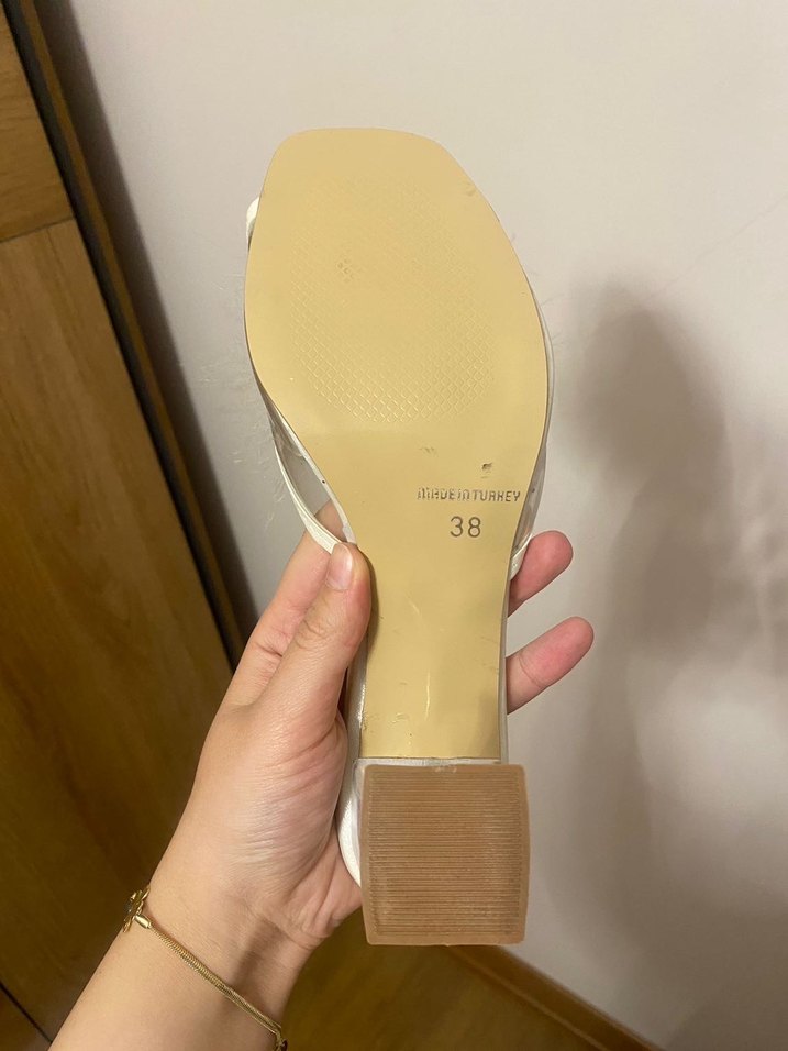 Beyaz Tüylü Stiletto Topuklu Bohça Terliği - Görsel 4