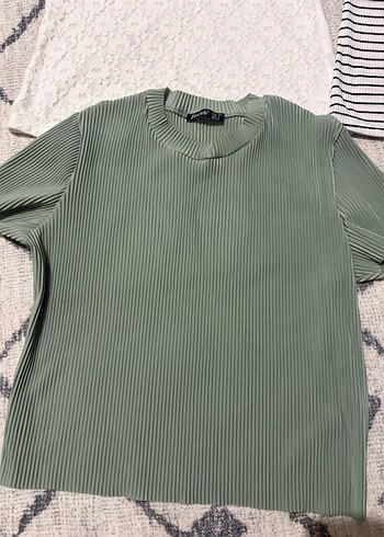 Düğmeli, kısa kollu kadın tişörtü - Görsel 3