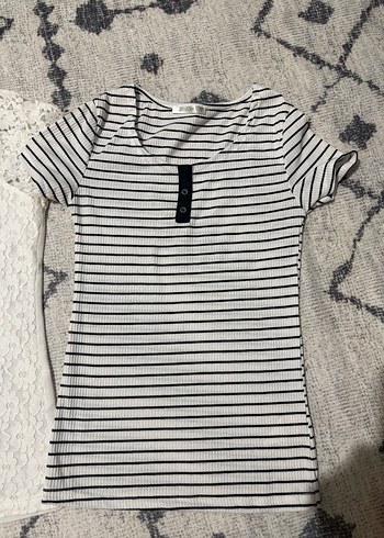 Düğmeli, kısa kollu kadın tişörtü - Görsel 4