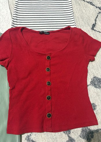 Düğmeli, kısa kollu kadın tişörtü - Görsel 2