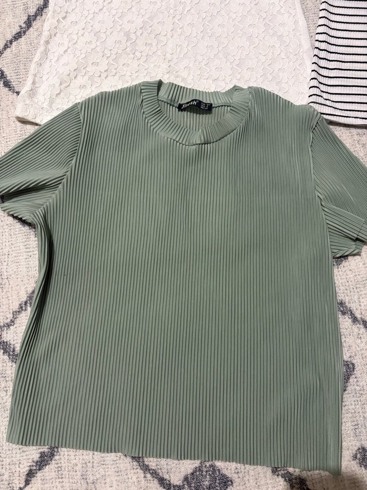 Düğmeli, kısa kollu kadın tişörtü - Görsel 3