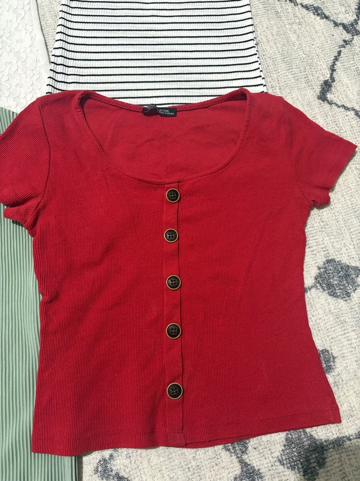 Düğmeli, kısa kollu kadın tişörtü - Görsel 2