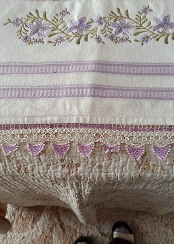 Nakışlı ve Dantel Detaylı Lila Havlu