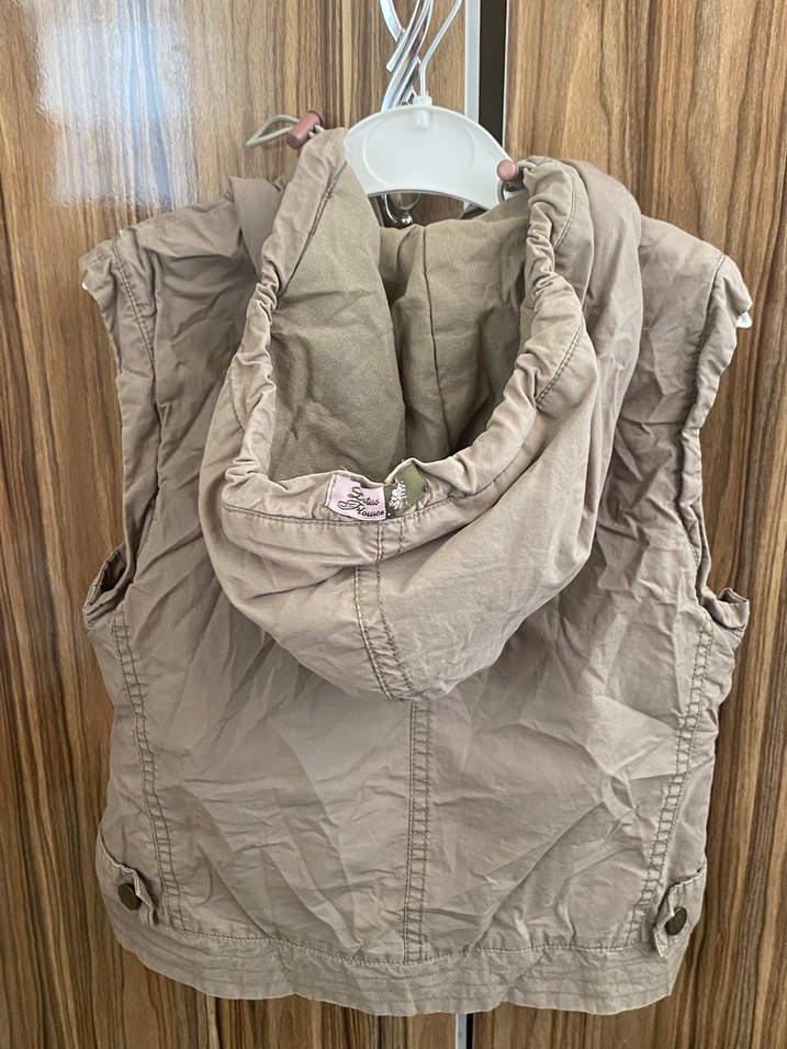 Kız Çocuk Bej Düğmeli Kolsuz Yelek - Görsel 2