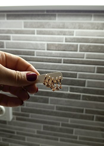 Altın Renkli Mini Kemerli Yılan Desenli Küpeler - Görsel 5