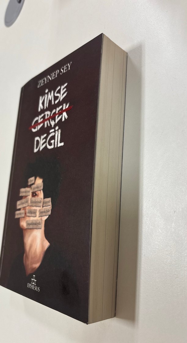 Kimse Gerçek Değil - Zeynep Sey - Görsel 3