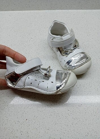 21 Beden beyaz Renk Minican sandalet 