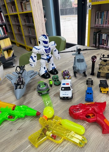 Renkli Oyuncak Seti: Robot, Araçlar ve Su Tabancaları - Görsel 3