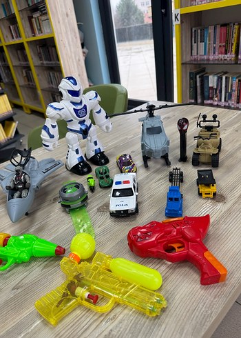 Renkli Oyuncak Seti: Robot, Araçlar ve Su Tabancaları - Görsel 2