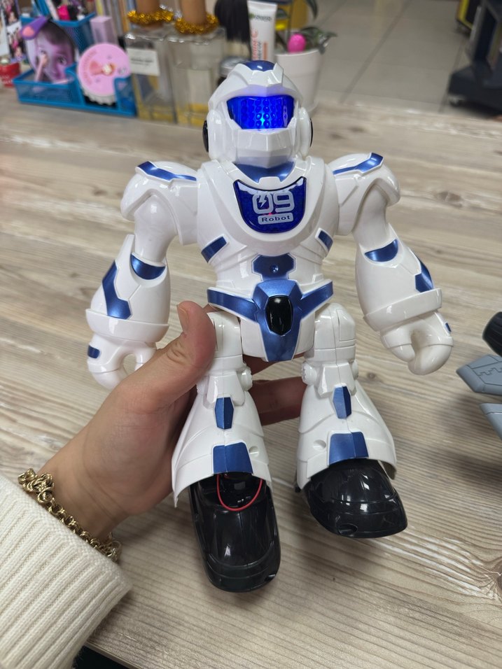 Renkli Oyuncak Seti: Robot, Araçlar ve Su Tabancaları - Görsel 4