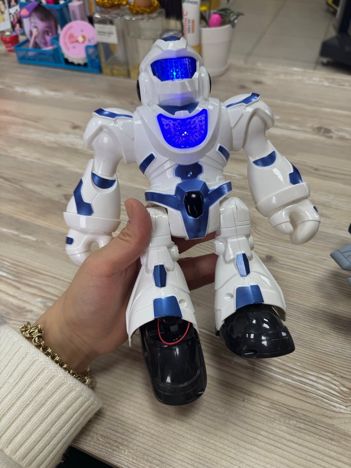 Renkli Oyuncak Seti: Robot, Araçlar ve Su Tabancaları - Görsel 5